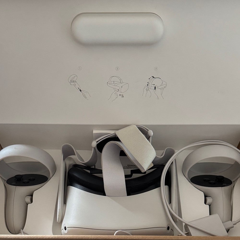 Oculus Quest 2 White VR Headset with Controllers